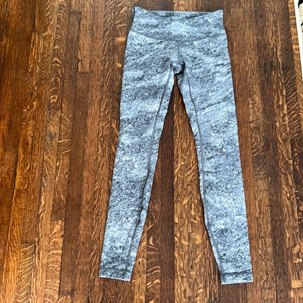 Lululemon Wunder Under Leggings grey and white pebble